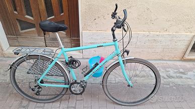 Bici Bianchi Spillo Rubino con caschi e accessori