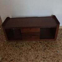 Mobiletto in legno e lampadario vetro di murano