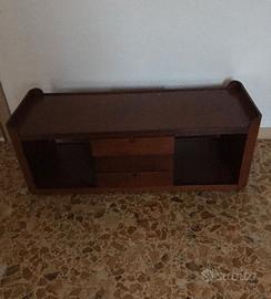 Mobiletto in legno e lampadario vetro di murano