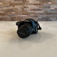 Pentax K100D con obiettivo 18-55mm e accessori