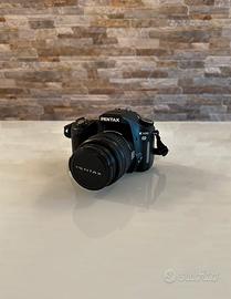 Pentax K100D con obiettivo 18-55mm e accessori