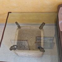 Tavolino in vetro e pietra