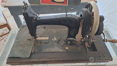 Macchina da cucire antica