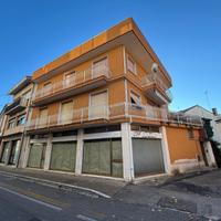 INTERO EDIFICIO IN CENTRO