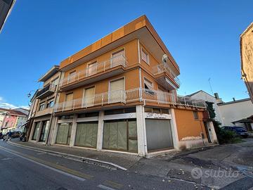 INTERO EDIFICIO IN CENTRO