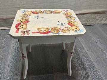Tavolino in legno decorato