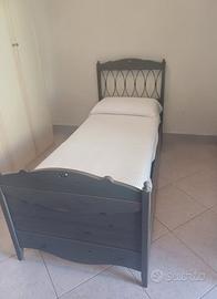 Letto singolo in legno con rete e materasso
