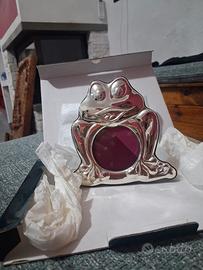 cornice in argento  a forma di rana