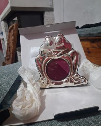 cornice in argento  a forma di rana