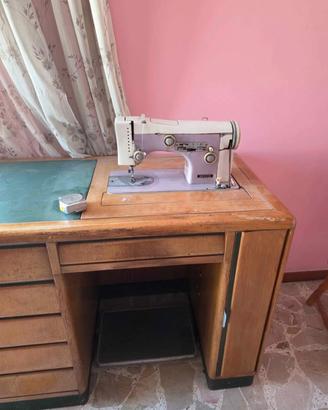 Mobile con macchina per cucire Necchi