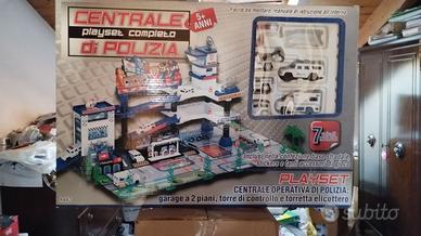 Centrale di polizia con modellino macchina polizia