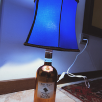 Lampada da tavolo con bottiglia di vetro