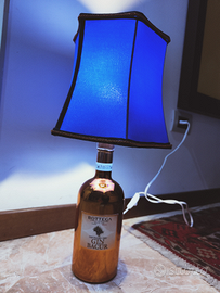 Lampada da tavolo con bottiglia di vetro