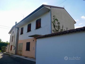 CASA DI TESTA CON GIARDINO: sicurezza, tranquil...