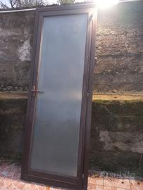 porta in alluminio con vetro opaco