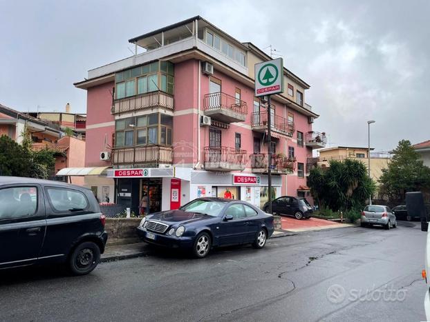 2 LOCALI CON TERRAZZO