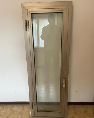 Finestra in alluminio con vetri doppi