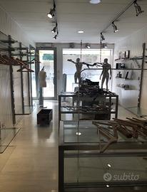 Arredamento negozi inox vetro