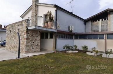 Appartamento di 267 m² con 4 locali e box auto a V