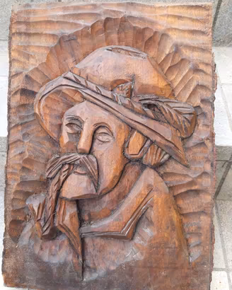 Bassorilievo in legno intagliato uomo con pipa