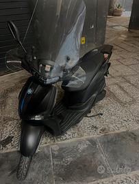 Liberty S 50 nero opaco con dettagli blu