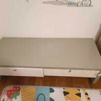 Mobile basso in legno con cassetti
