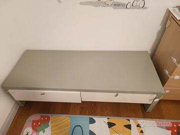Mobile basso in legno con cassetti