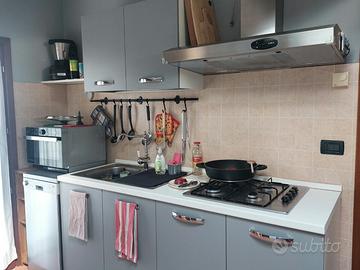 Cucina completa su due pareti