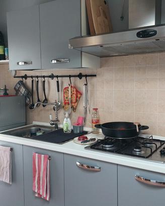 Cucina completa su due pareti