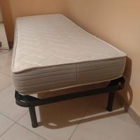 rete con doghe in legno e materasso come nuovo