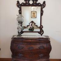 Comò in legno massello intarsiato