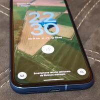 Google Pixel 8a con 2 cover e caricatore wireless