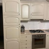cucina in legno con elettrodomestici