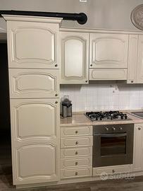 cucina in legno con elettrodomestici