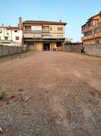 Locale commerciale/artigianale con ampio piazzale