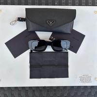 Occhiali da sole Prada neri con custodia originale