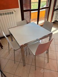 Tavolo allungabile e 4 sedie