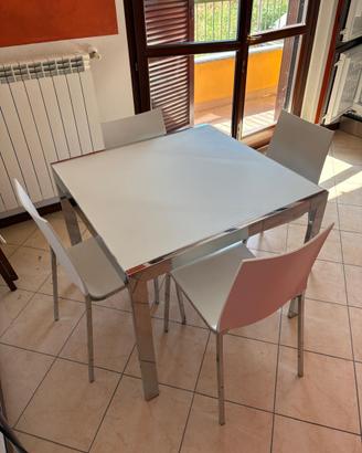 Tavolo allungabile e 4 sedie