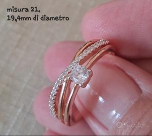 Set di 4 anelli e un paio di orecchini