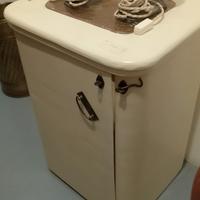 Mobiletto ex porta Singer 