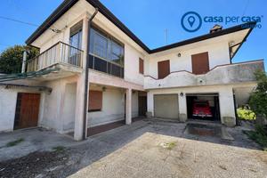 Ampia proprietà con due abitazioni e giardino pri