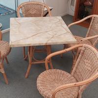 Tavolo VARASCHIN con 4 sedie LABUAN con braccioli.