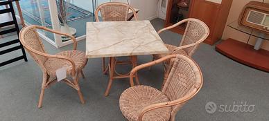 Tavolo VARASCHIN con 4 sedie LABUAN con braccioli.