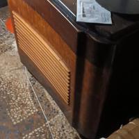 Mobile radio antica in radica