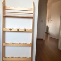 Libreria montessoriana in legno naturale