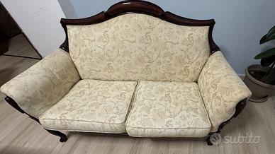 Divanetto due posti in tessuto damascato