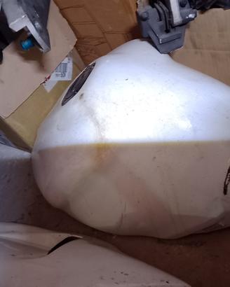 serbatoio Yamaha yzf r1 anno 99/01