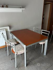 Tavolo da cucina estendibile + 4 sedie