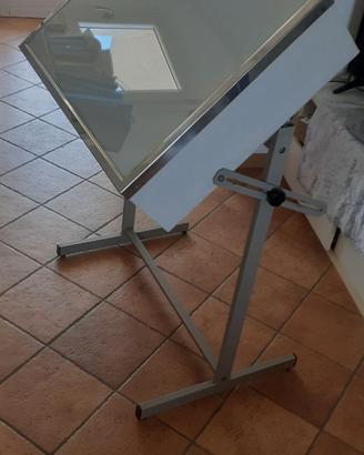 tavolo con piano luminoso in vetro inclinabile