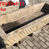 Antica vasca mangiatoia in granito